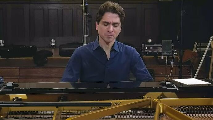 Alexander Kapelis playing the piano