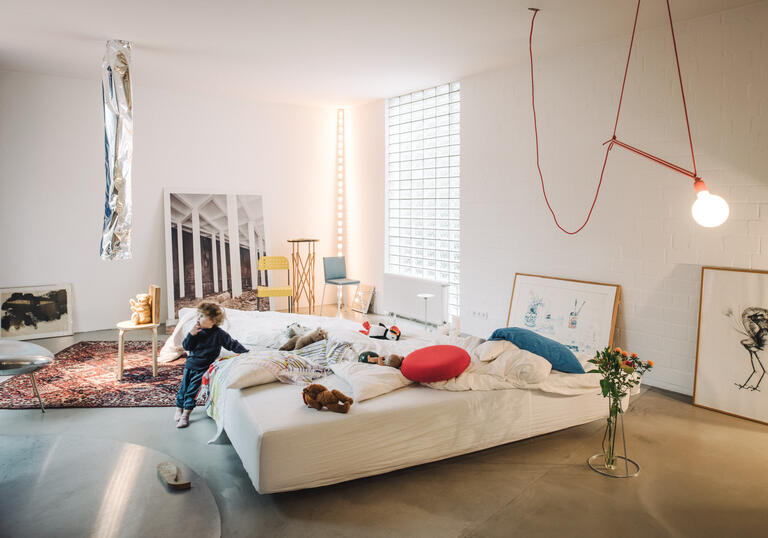 June-14 Meyer-Grohbrügge & Sam Chermayeff, Triangular bed (2018) Photo © Oliver Helbig