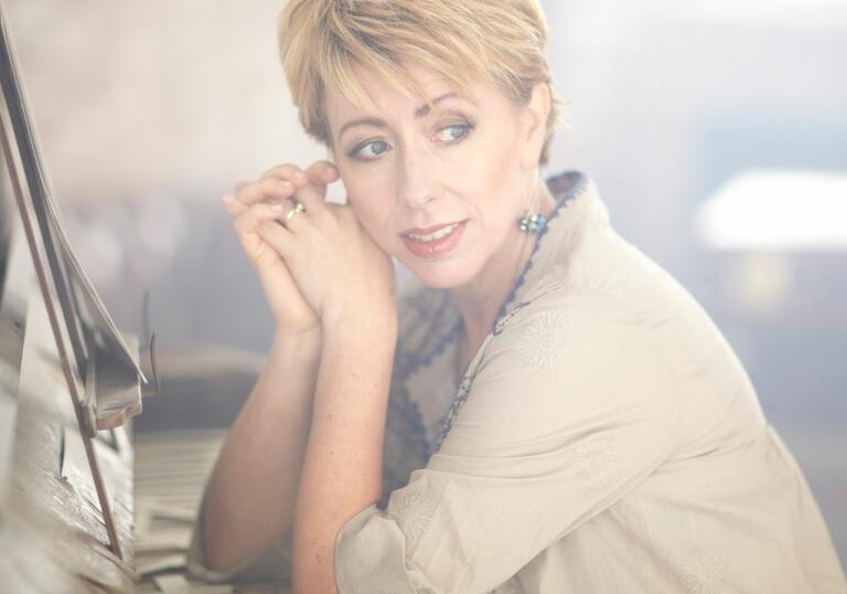 Nikki Iles at piano