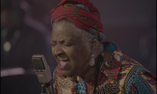 Carla Thomas singing into a microphone